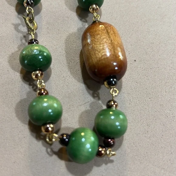 Vintage wooden beaded necklaces and plastic beaded necklace - Picture 5 of 7